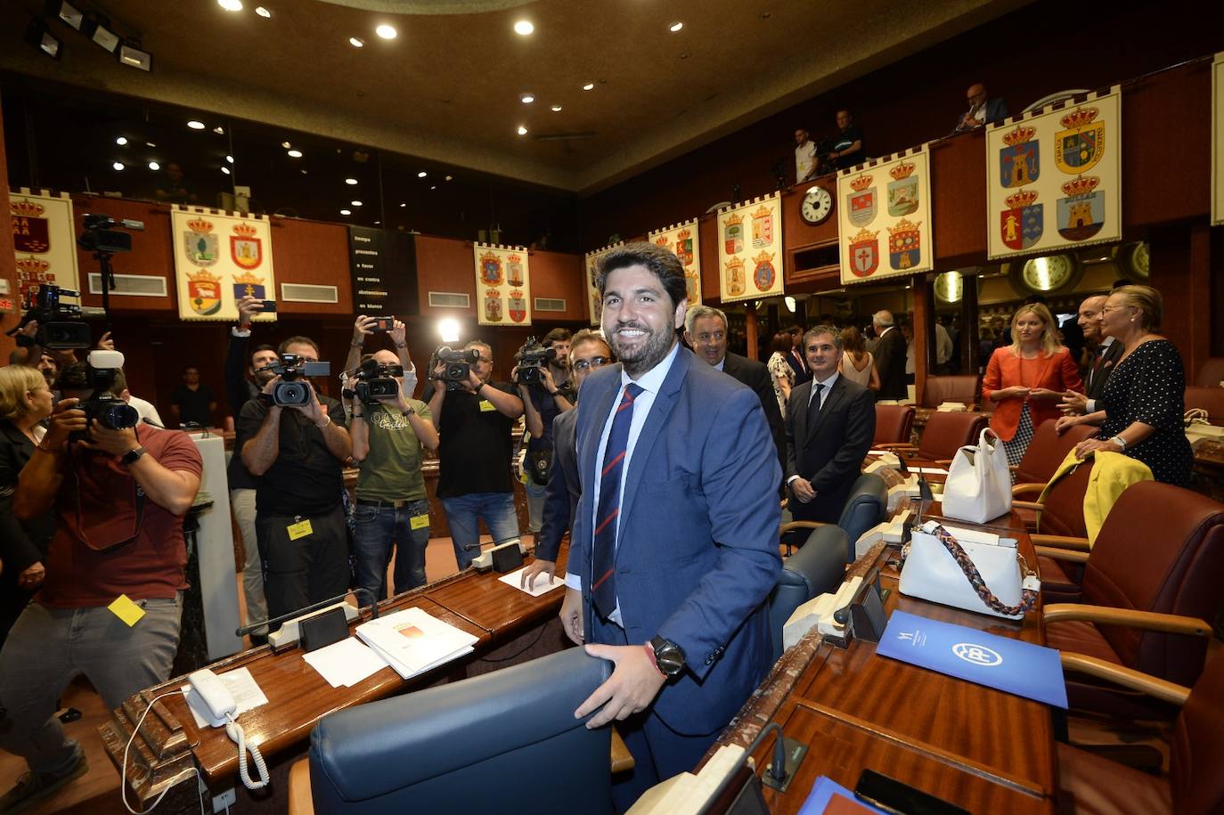 El candidato popular cierra, a la segunda, su elección como jefe del Ejecutivo regional, gracias al acuerdo programático cerrado la pasada semana con la formación naranja y el partido de Abascal