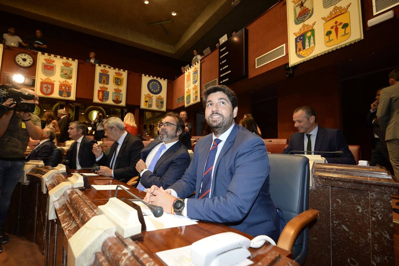 El candidato popular cierra, a la segunda, su elección como jefe del Ejecutivo regional, gracias al acuerdo programático cerrado la pasada semana con la formación naranja y el partido de Abascal