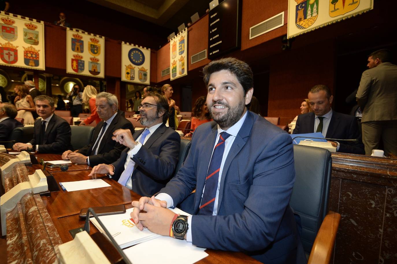 El candidato popular cierra, a la segunda, su elección como jefe del Ejecutivo regional, gracias al acuerdo programático cerrado la pasada semana con la formación naranja y el partido de Abascal