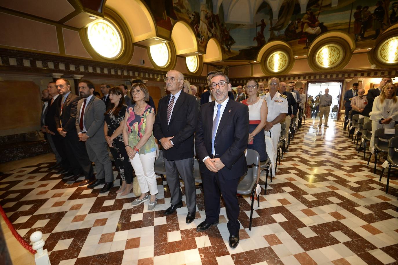 El candidato popular cierra, a la segunda, su elección como jefe del Ejecutivo regional, gracias al acuerdo programático cerrado la pasada semana con la formación naranja y el partido de Abascal
