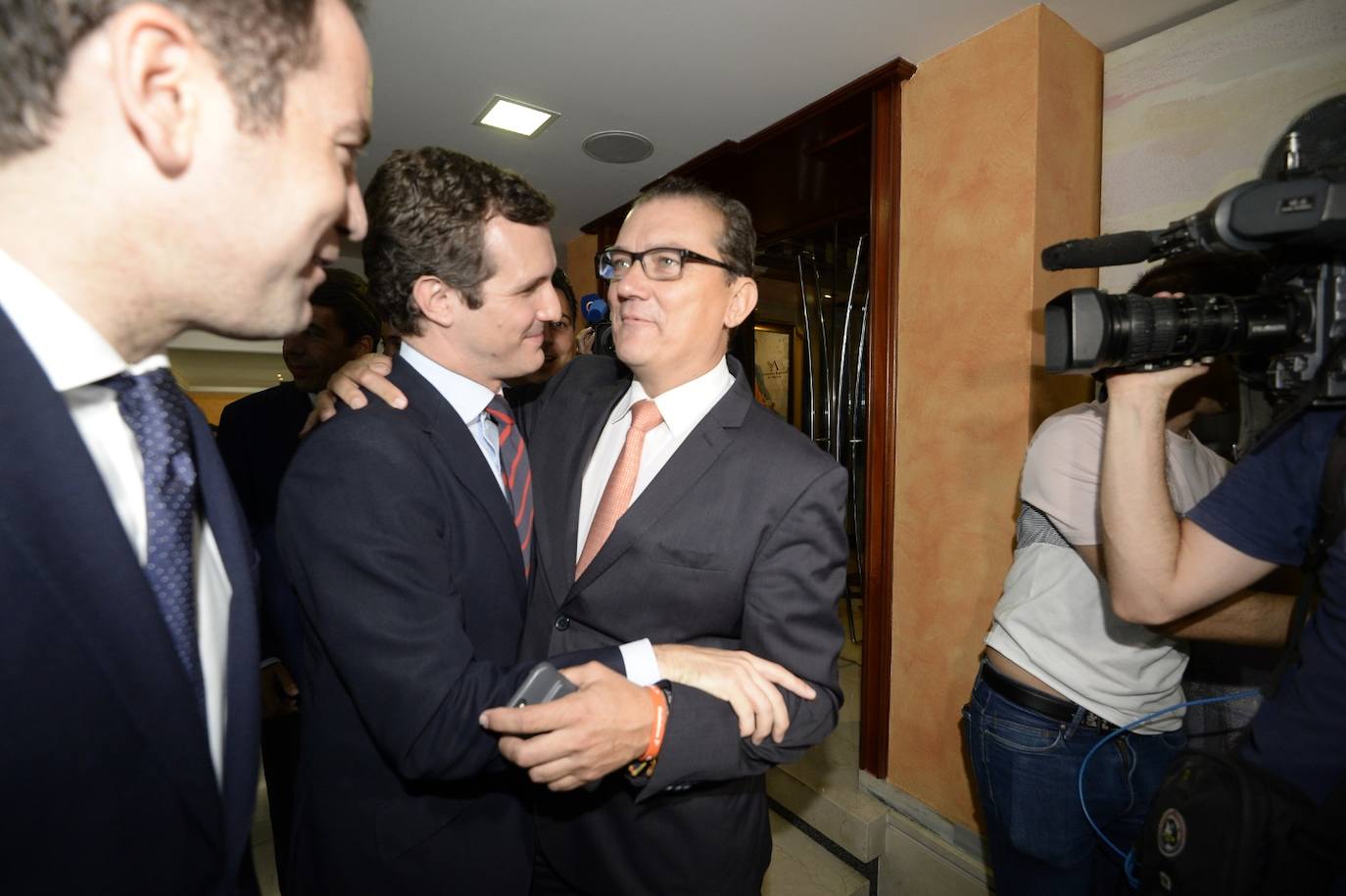 El candidato popular cierra, a la segunda, su elección como jefe del Ejecutivo regional, gracias al acuerdo programático cerrado la pasada semana con la formación naranja y el partido de Abascal