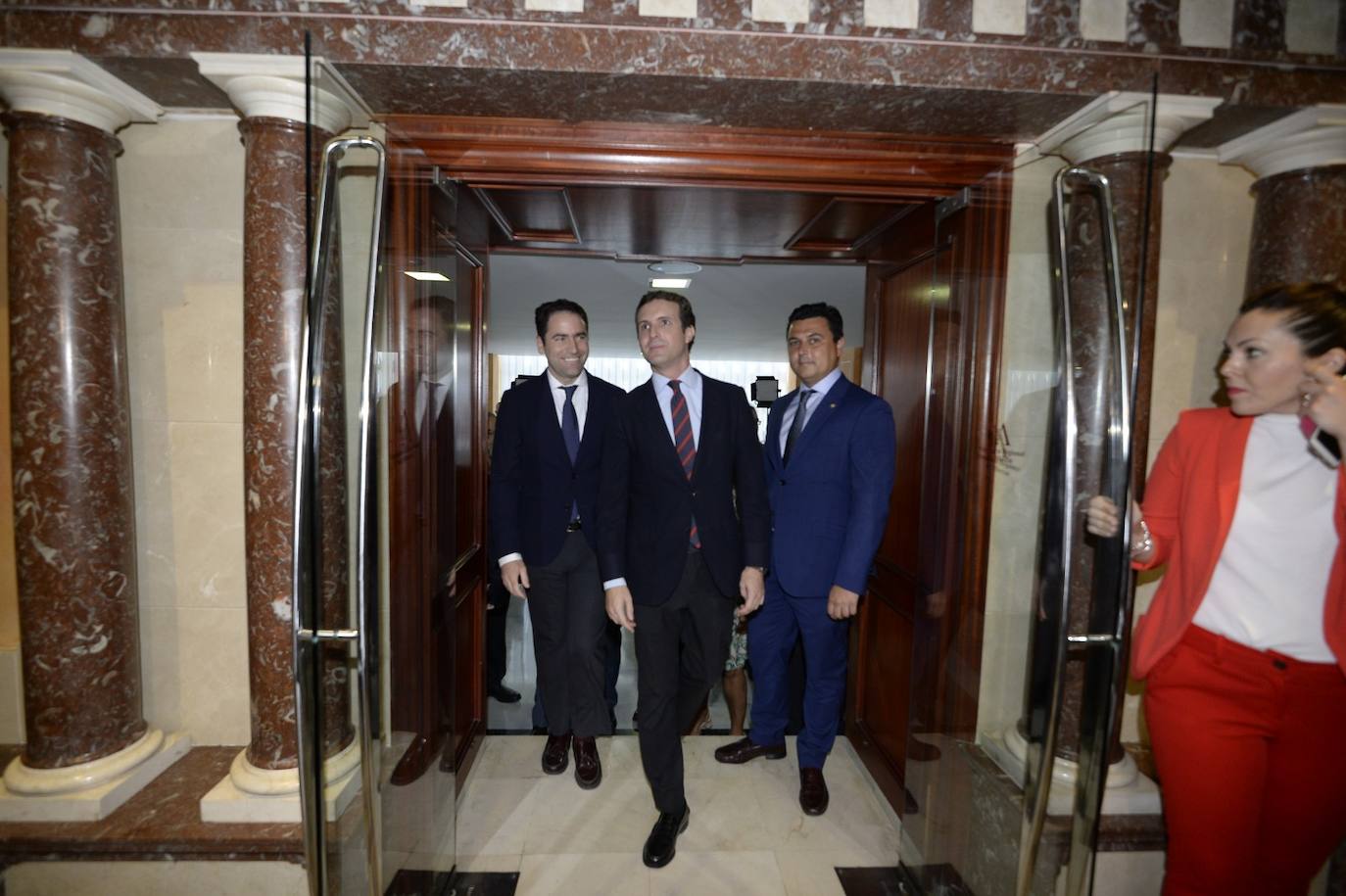 El candidato popular cierra, a la segunda, su elección como jefe del Ejecutivo regional, gracias al acuerdo programático cerrado la pasada semana con la formación naranja y el partido de Abascal