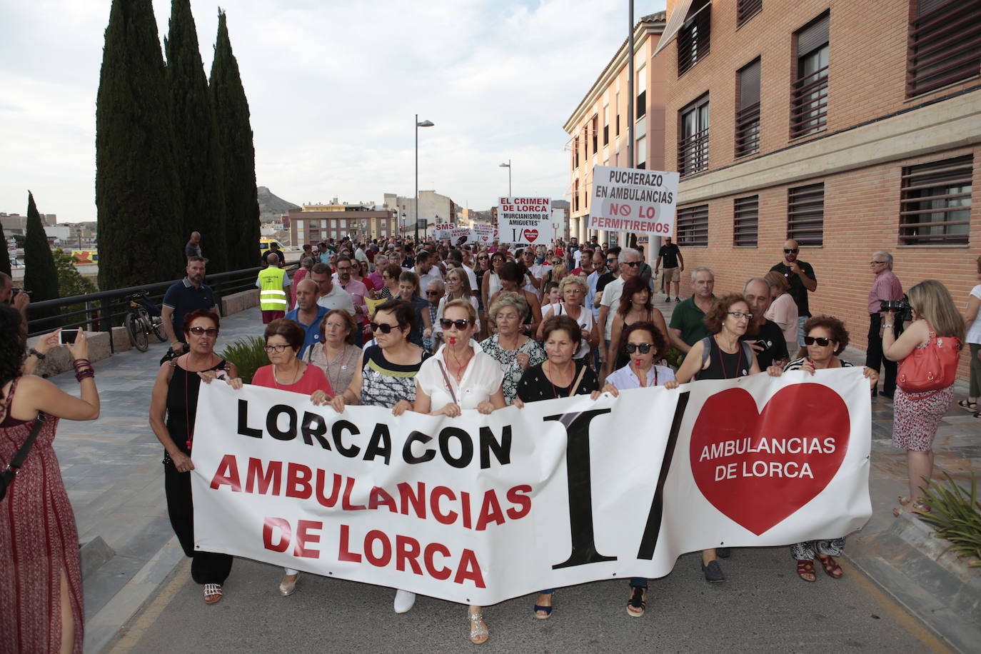 Medio millar de personas se suman a la protesta convocada por la Federación de Vecinos, entre ellas representantes de todos los partidos