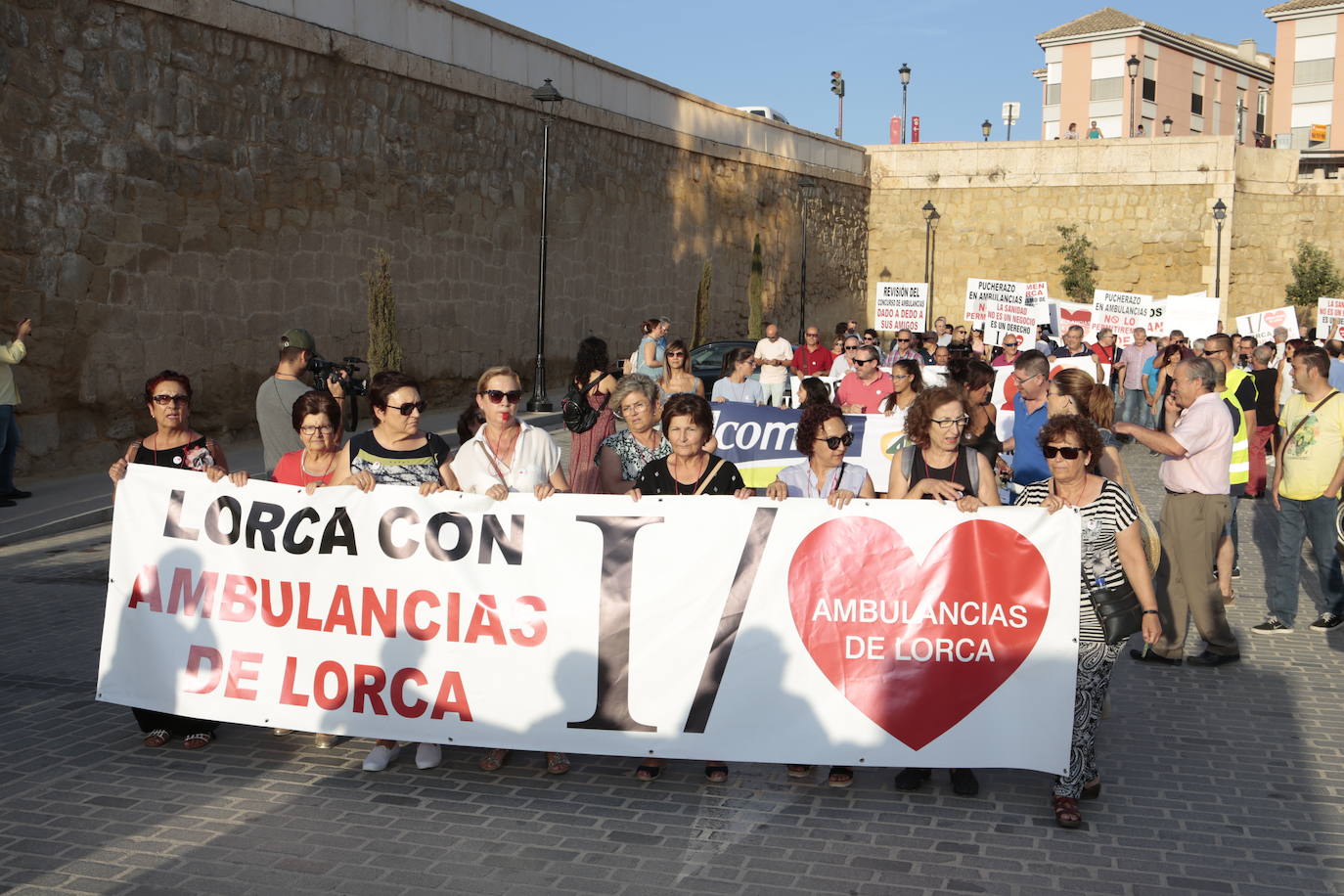 Medio millar de personas se suman a la protesta convocada por la Federación de Vecinos, entre ellas representantes de todos los partidos