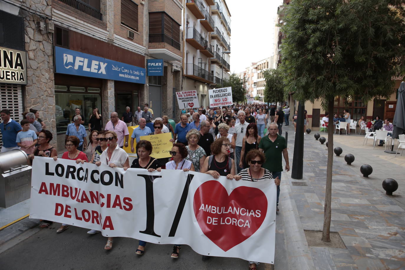 Medio millar de personas se suman a la protesta convocada por la Federación de Vecinos, entre ellas representantes de todos los partidos