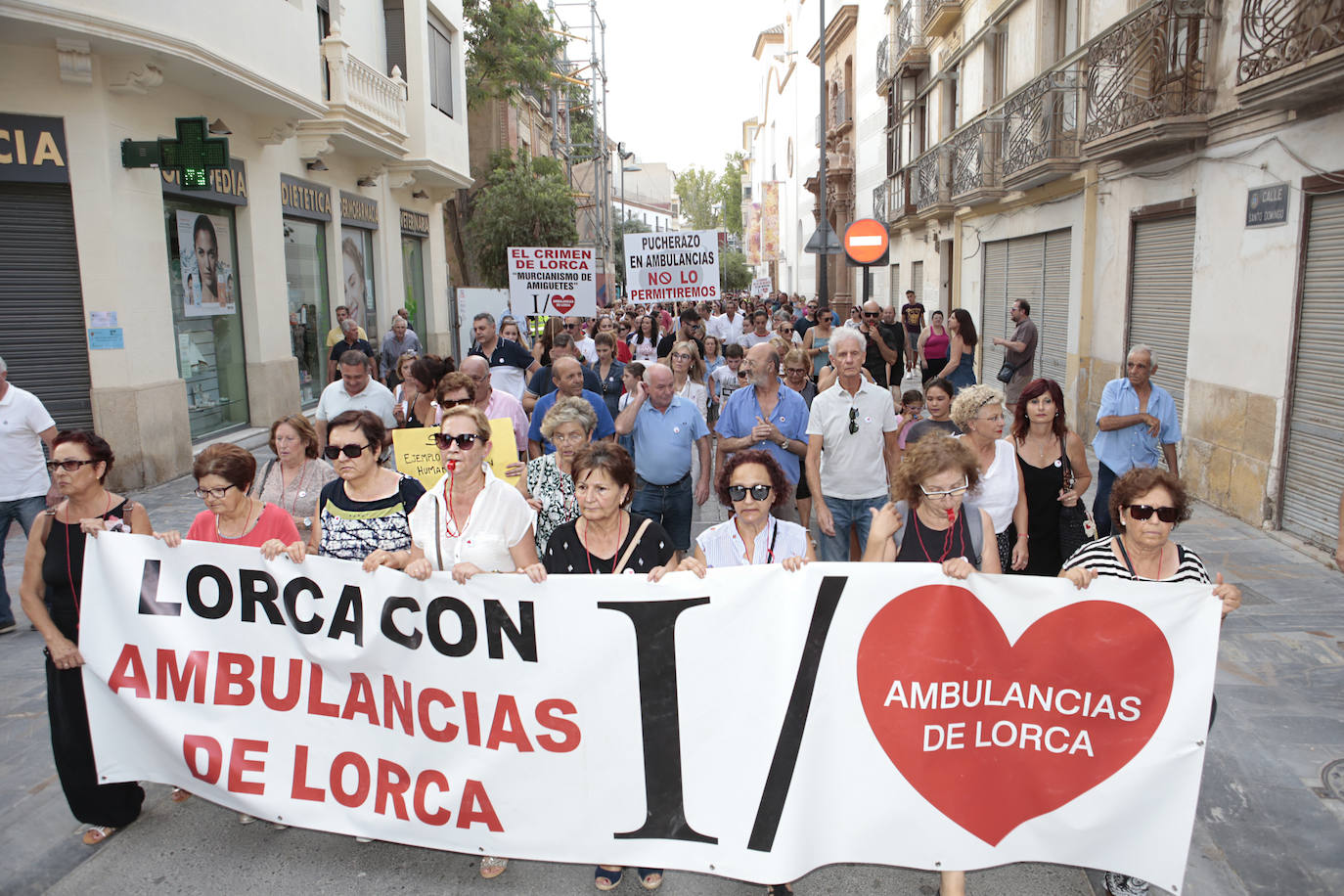 Medio millar de personas se suman a la protesta convocada por la Federación de Vecinos, entre ellas representantes de todos los partidos