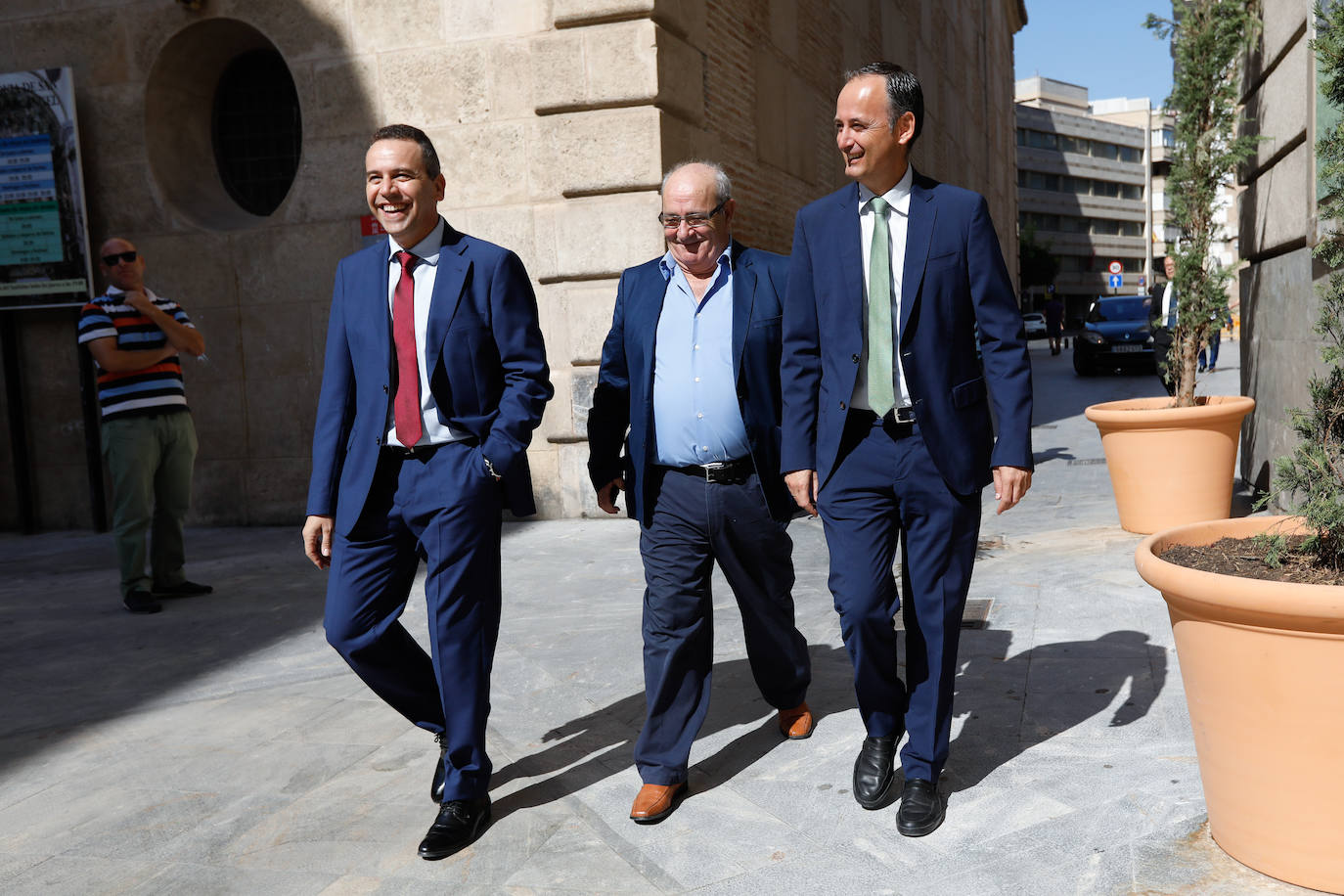 El presidente regional toma posesión en la iglesia de San Esteban, acompañado por el ministro de Cultura y con un guiño a la comunidad LGTBi. El acto institucional sirvió también para estrenar la restauración del edificio, tras diez años cerrado al público