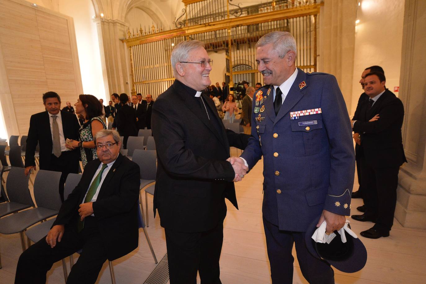 El presidente regional toma posesión en la iglesia de San Esteban, acompañado por el ministro de Cultura y con un guiño a la comunidad LGTBi. El acto institucional sirvió también para estrenar la restauración del edificio, tras diez años cerrado al público