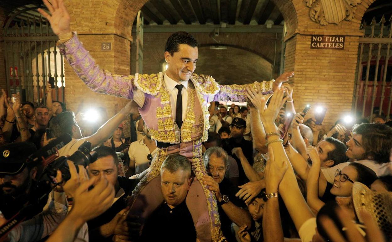 Paco Ureña, sale a hombros durante el cuarto festejo de la Feria de Julio de Valencia.