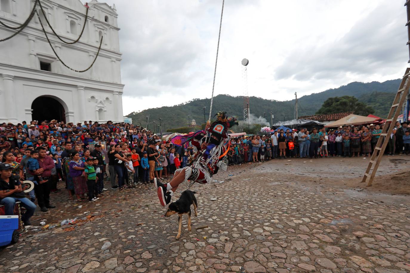 Bailarines participan en la danza «Caxuxa» durante la Feria de Cubulco, Baja Verapaz (Guatemala). El municipio indígena de Cubulco celebró su feria en honor a Santiago Apóstol con danzas tradicionales.