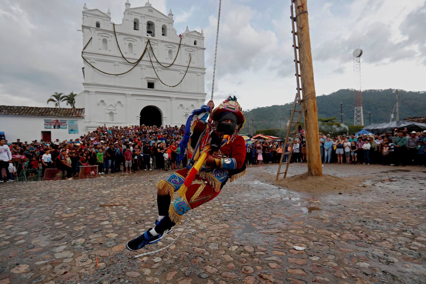 Bailarines participan en la danza «Caxuxa» durante la Feria de Cubulco, Baja Verapaz (Guatemala). El municipio indígena de Cubulco celebró su feria en honor a Santiago Apóstol con danzas tradicionales.