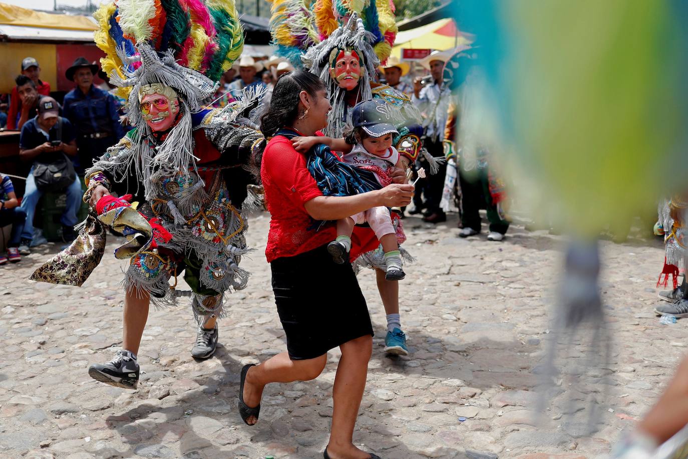 Bailarines participan en la danza «Caxuxa» durante la Feria de Cubulco, Baja Verapaz (Guatemala). El municipio indígena de Cubulco celebró su feria en honor a Santiago Apóstol con danzas tradicionales.