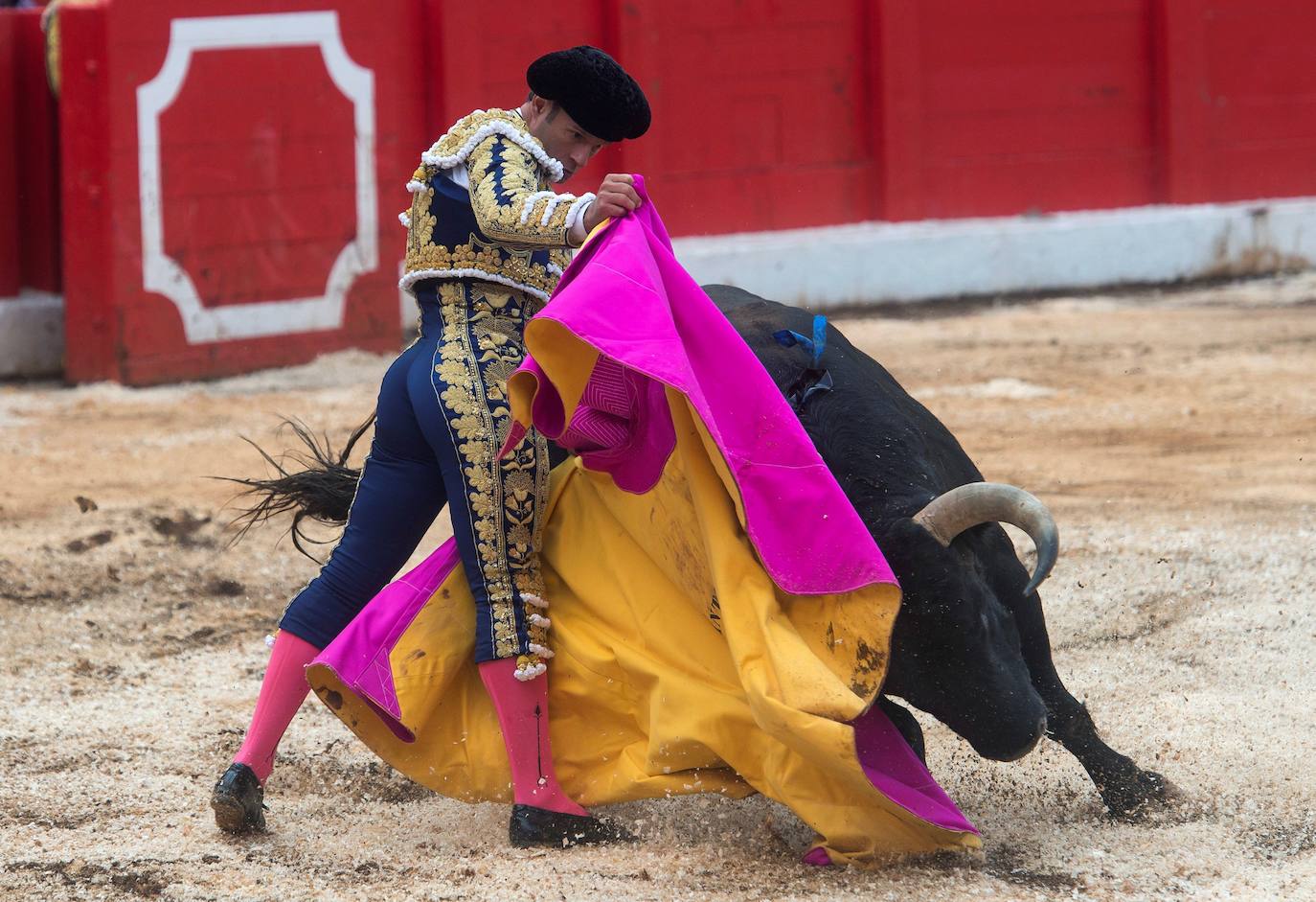 El diestro Paco Ureña durante el festejo taurino celebrado en el último día de la Feria de Santiago, en la que compartió cartel con Morante de la Puebla y Antonio Ferrera, con toros de la ganadería Jandilla.