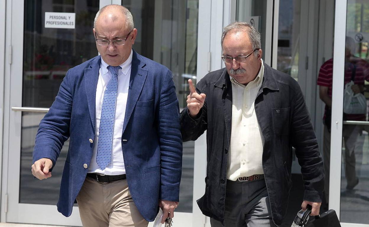 Fernando Berberena y su letrado, a la salida de los juzgados, en una fotografía de archivo.