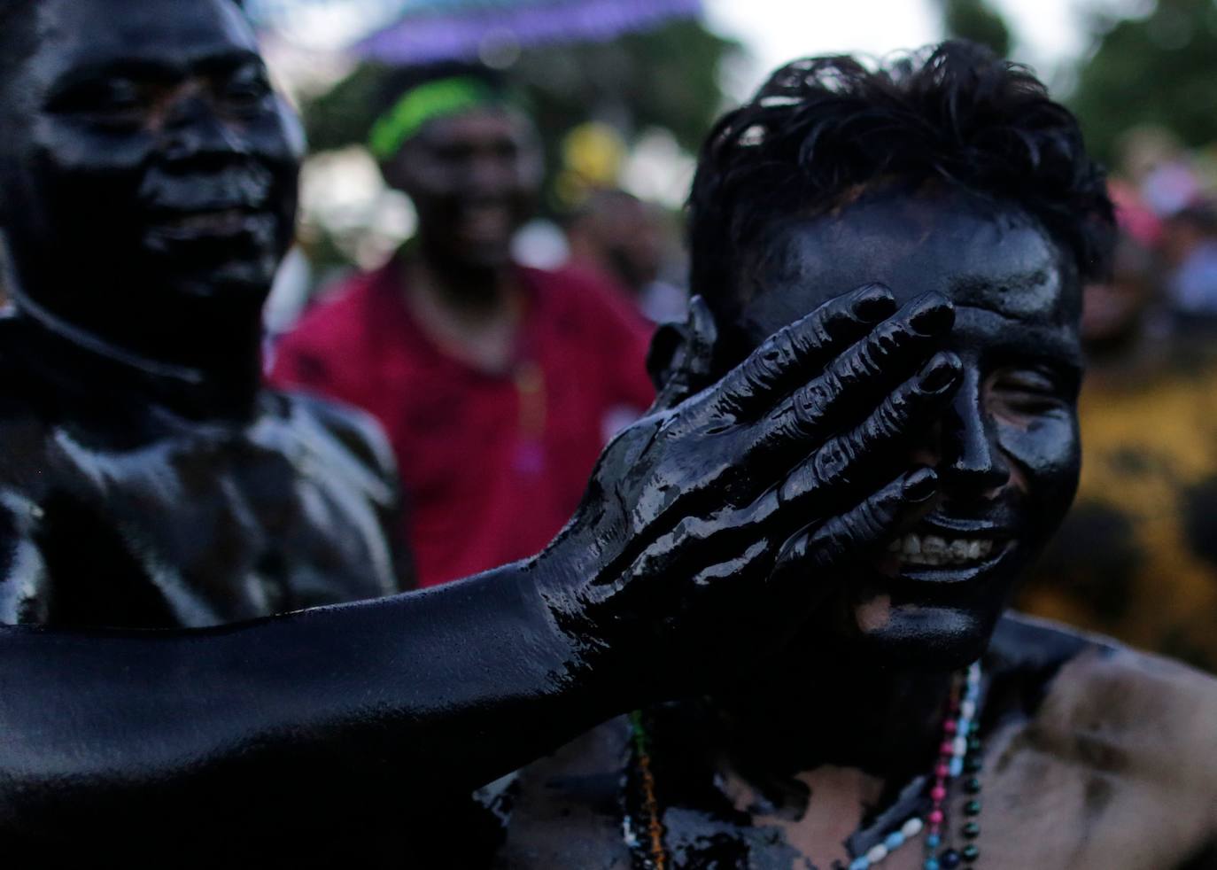 Varias personas llevan el cuerpo cubierto con aceite para cumplir con la tradición de «Los Diablitos Negros» durante una procesión en la que fieles católicos transportan la imagen de Santo Domingo de Guzmán, en Managua (Nicaragua). Como es tradición, la música pone el tono festivo y los creyentes bailan a la vez que avanzan hacia el norte de Managua, alrededor de la imagen, que es zangoloteada por los cargadores, como símbolo de alegría.