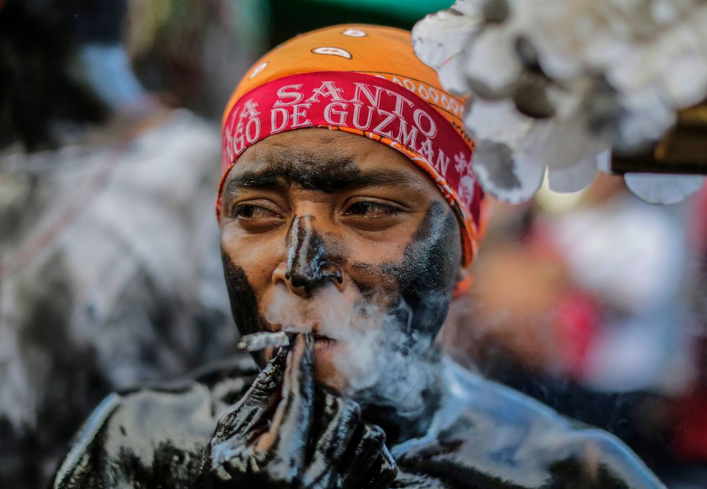 Varias personas llevan el cuerpo cubierto con aceite para cumplir con la tradición de «Los Diablitos Negros» durante una procesión en la que fieles católicos transportan la imagen de Santo Domingo de Guzmán, en Managua (Nicaragua). Como es tradición, la música pone el tono festivo y los creyentes bailan a la vez que avanzan hacia el norte de Managua, alrededor de la imagen, que es zangoloteada por los cargadores, como símbolo de alegría.