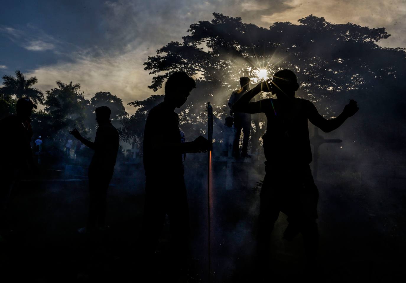 Varias personas llevan el cuerpo cubierto con aceite para cumplir con la tradición de «Los Diablitos Negros» durante una procesión en la que fieles católicos transportan la imagen de Santo Domingo de Guzmán, en Managua (Nicaragua). Como es tradición, la música pone el tono festivo y los creyentes bailan a la vez que avanzan hacia el norte de Managua, alrededor de la imagen, que es zangoloteada por los cargadores, como símbolo de alegría.