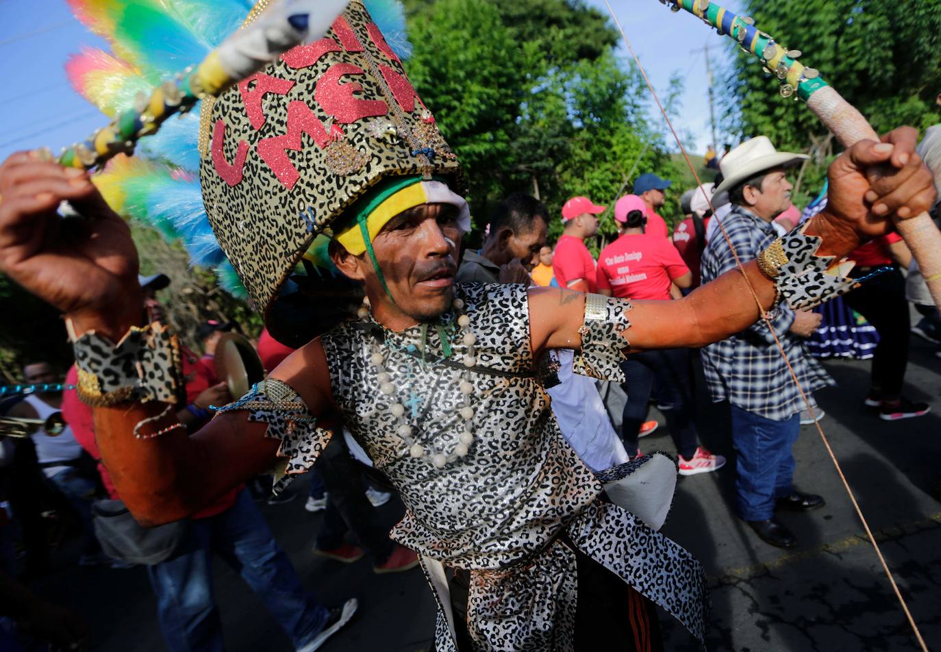 Varias personas llevan el cuerpo cubierto con aceite para cumplir con la tradición de «Los Diablitos Negros» durante una procesión en la que fieles católicos transportan la imagen de Santo Domingo de Guzmán, en Managua (Nicaragua). Como es tradición, la música pone el tono festivo y los creyentes bailan a la vez que avanzan hacia el norte de Managua, alrededor de la imagen, que es zangoloteada por los cargadores, como símbolo de alegría.
