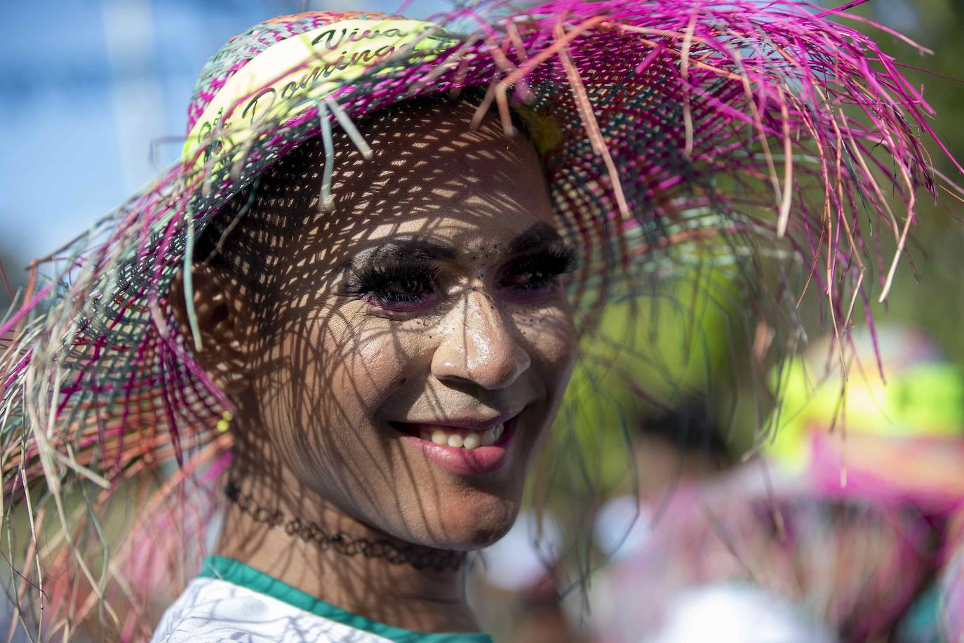 Varias personas llevan el cuerpo cubierto con aceite para cumplir con la tradición de «Los Diablitos Negros» durante una procesión en la que fieles católicos transportan la imagen de Santo Domingo de Guzmán, en Managua (Nicaragua). Como es tradición, la música pone el tono festivo y los creyentes bailan a la vez que avanzan hacia el norte de Managua, alrededor de la imagen, que es zangoloteada por los cargadores, como símbolo de alegría.