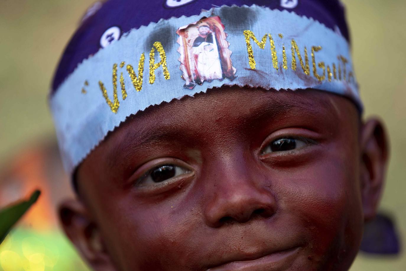 Varias personas llevan el cuerpo cubierto con aceite para cumplir con la tradición de «Los Diablitos Negros» durante una procesión en la que fieles católicos transportan la imagen de Santo Domingo de Guzmán, en Managua (Nicaragua). Como es tradición, la música pone el tono festivo y los creyentes bailan a la vez que avanzan hacia el norte de Managua, alrededor de la imagen, que es zangoloteada por los cargadores, como símbolo de alegría.