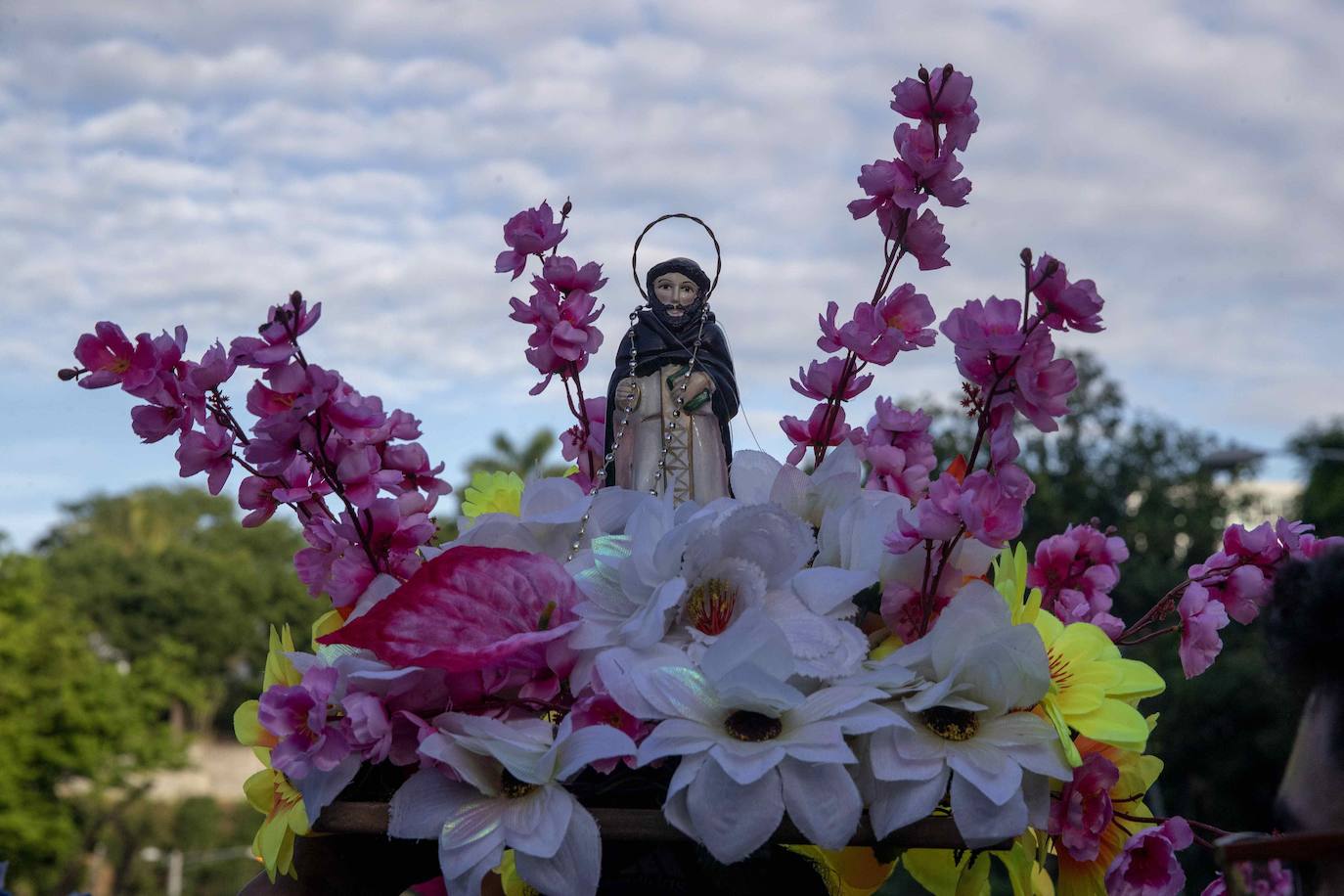 Varias personas llevan el cuerpo cubierto con aceite para cumplir con la tradición de «Los Diablitos Negros» durante una procesión en la que fieles católicos transportan la imagen de Santo Domingo de Guzmán, en Managua (Nicaragua). Como es tradición, la música pone el tono festivo y los creyentes bailan a la vez que avanzan hacia el norte de Managua, alrededor de la imagen, que es zangoloteada por los cargadores, como símbolo de alegría.