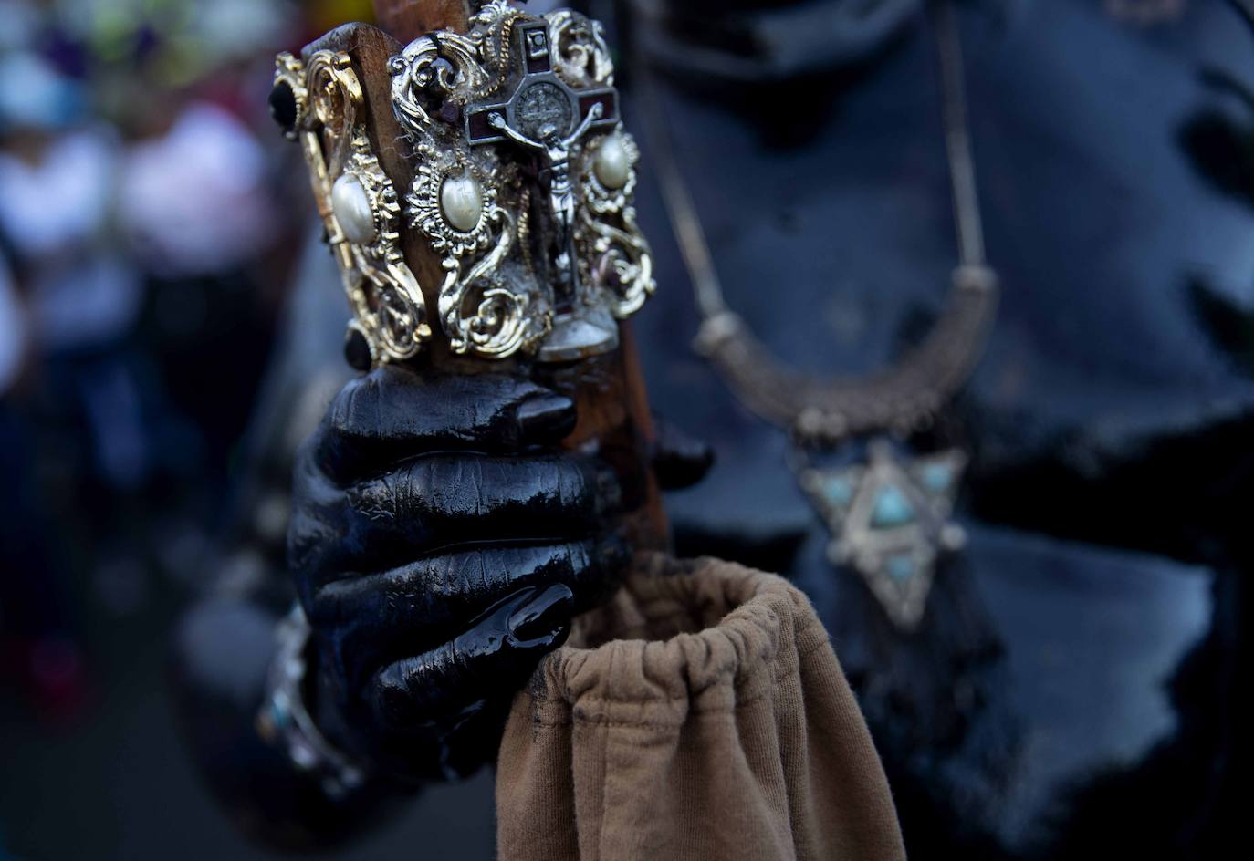Varias personas llevan el cuerpo cubierto con aceite para cumplir con la tradición de «Los Diablitos Negros» durante una procesión en la que fieles católicos transportan la imagen de Santo Domingo de Guzmán, en Managua (Nicaragua). Como es tradición, la música pone el tono festivo y los creyentes bailan a la vez que avanzan hacia el norte de Managua, alrededor de la imagen, que es zangoloteada por los cargadores, como símbolo de alegría.