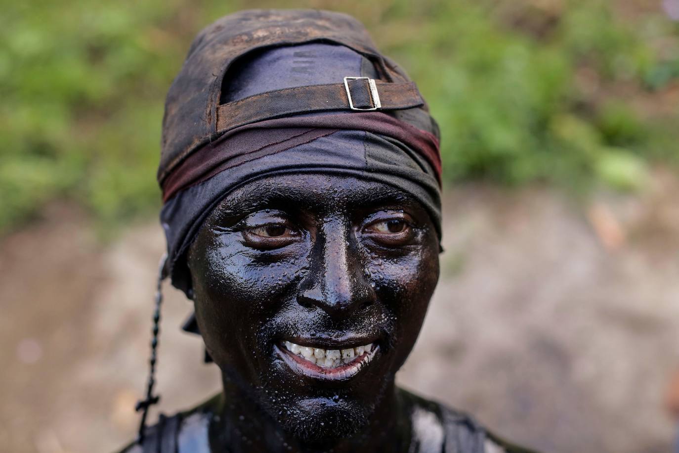 Varias personas llevan el cuerpo cubierto con aceite para cumplir con la tradición de «Los Diablitos Negros» durante una procesión en la que fieles católicos transportan la imagen de Santo Domingo de Guzmán, en Managua (Nicaragua). Como es tradición, la música pone el tono festivo y los creyentes bailan a la vez que avanzan hacia el norte de Managua, alrededor de la imagen, que es zangoloteada por los cargadores, como símbolo de alegría.