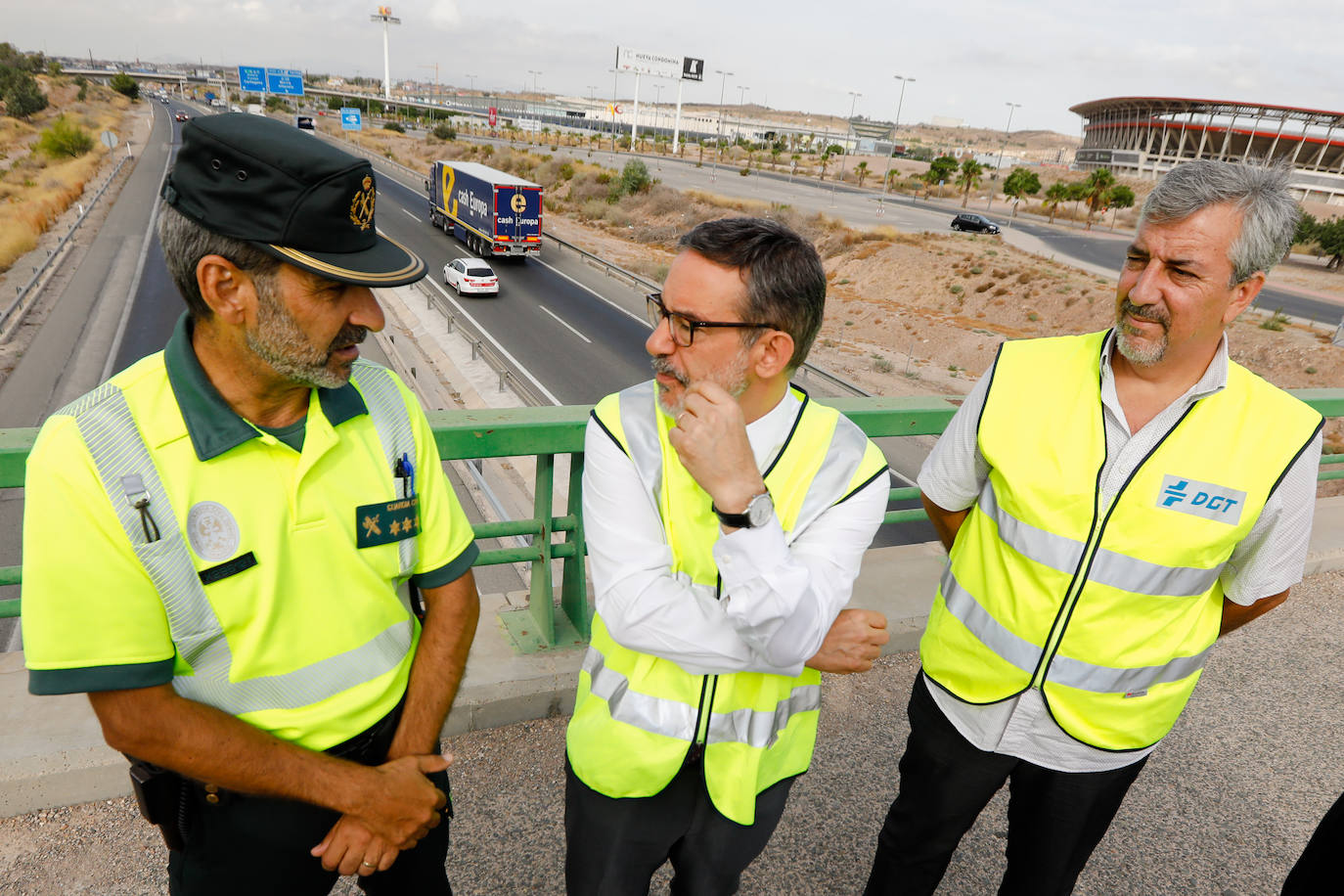 La DGT refuerza la vigilancia con hasta 440 guardias civiles y policías locales por los 210.000 viajes previstos para las próximas horas en Murcia 