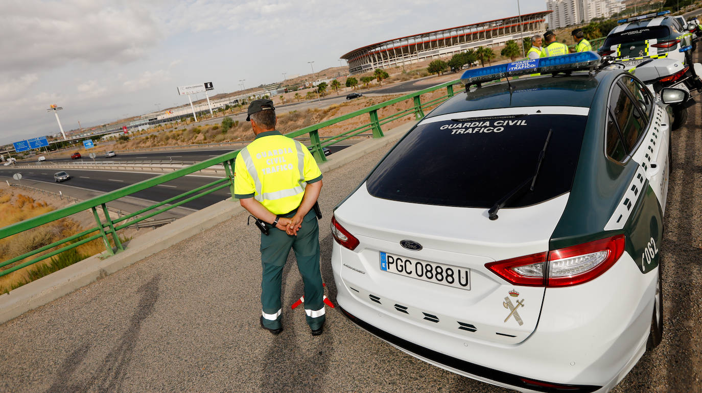 La DGT refuerza la vigilancia con hasta 440 guardias civiles y policías locales por los 210.000 viajes previstos para las próximas horas en Murcia 