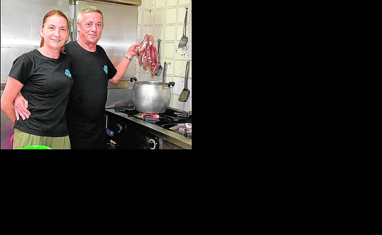 Marta Ávila y Pedro Marín, la pareja de El Pinacho, en pleno chapuzón del pulpo. 