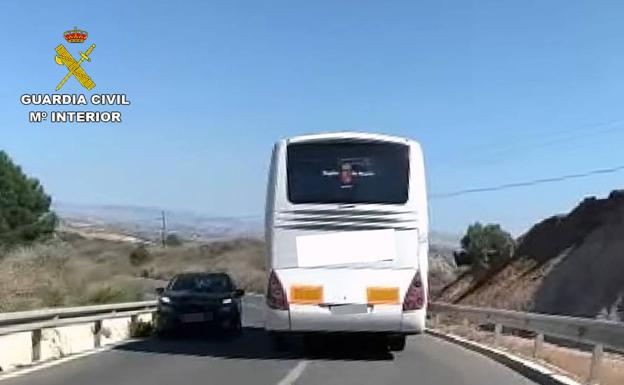 Imagen del autobús, invadiendo el carril.