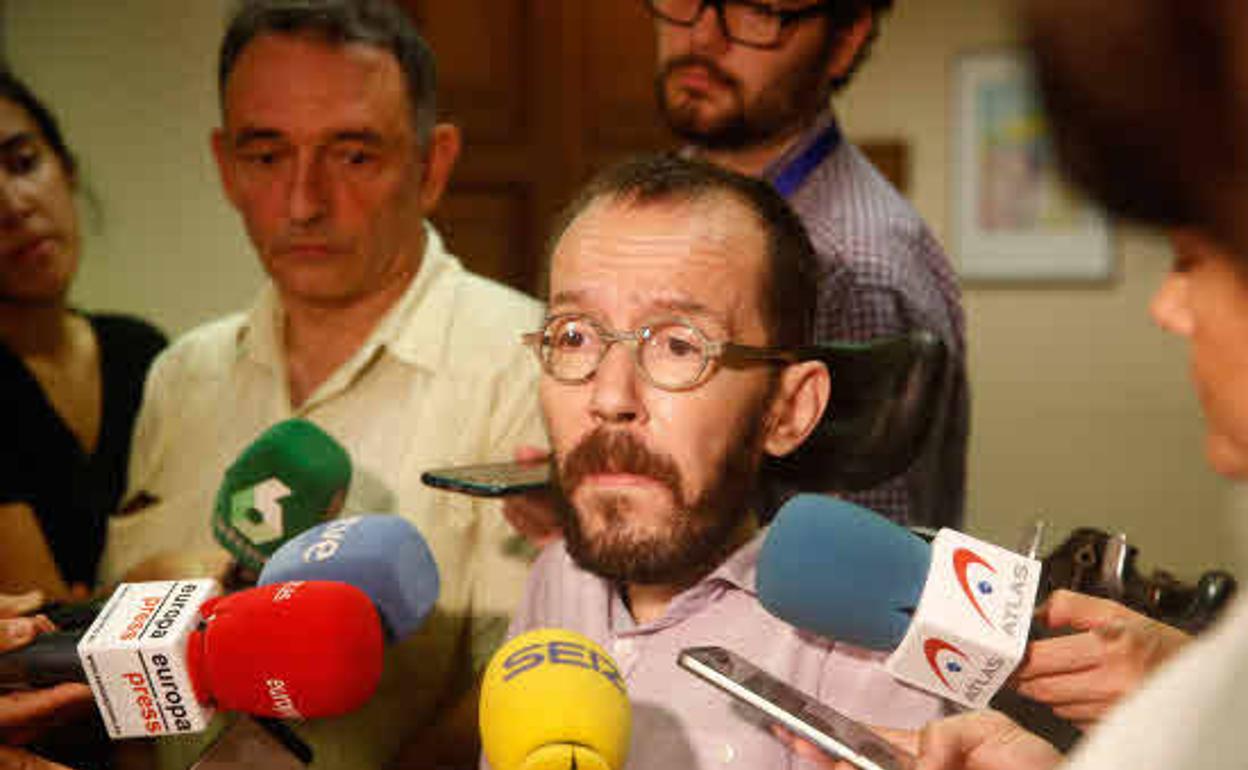 El secretario de Acción de Gobierno de Podemos, Pablo Echenique, en declaraciones ante los medios de comunicación