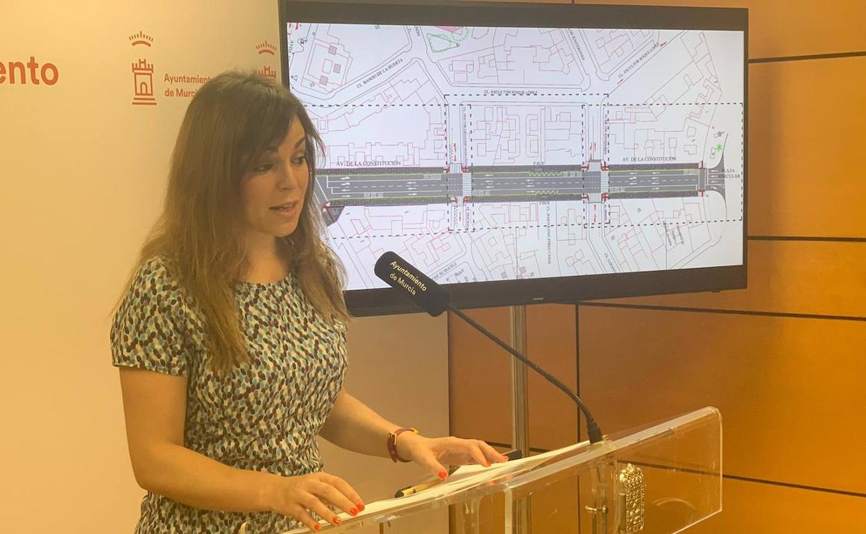 La portavoz municipal, Rebeca Pérez, presentando este viernes el plano de cómo quedará la avenida.