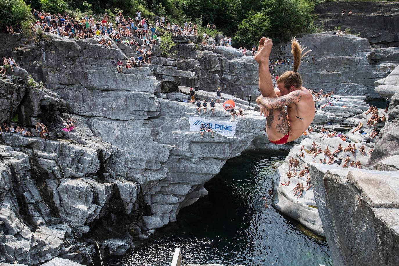 Varios participantes realizan sus saltos durante la prueba que se disputa en el valle Maggia, en Ponte Brolla (Suiza). 