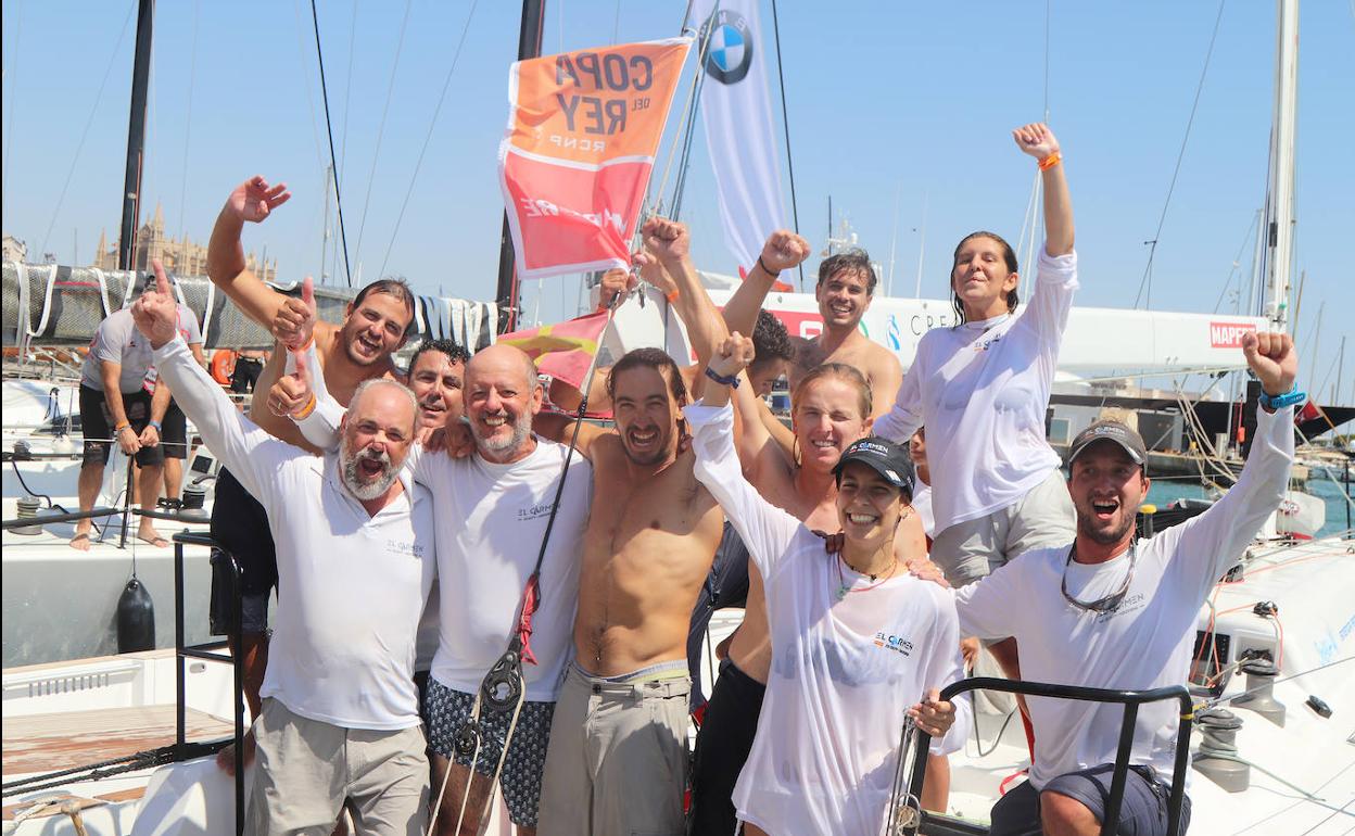 Tripulación de 'El Carmen', este sábado, celebrando su victoria en la Copa.
