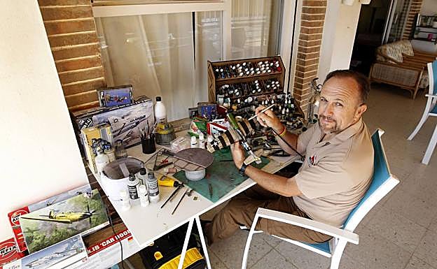 Luis Gestoso con sus maquetas. 