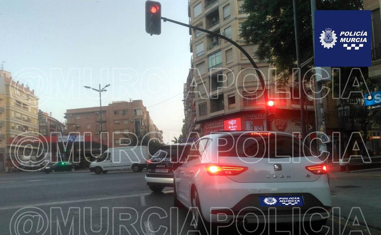 El coche del conductor detenido, junto al semáforo donde fue encontrado.