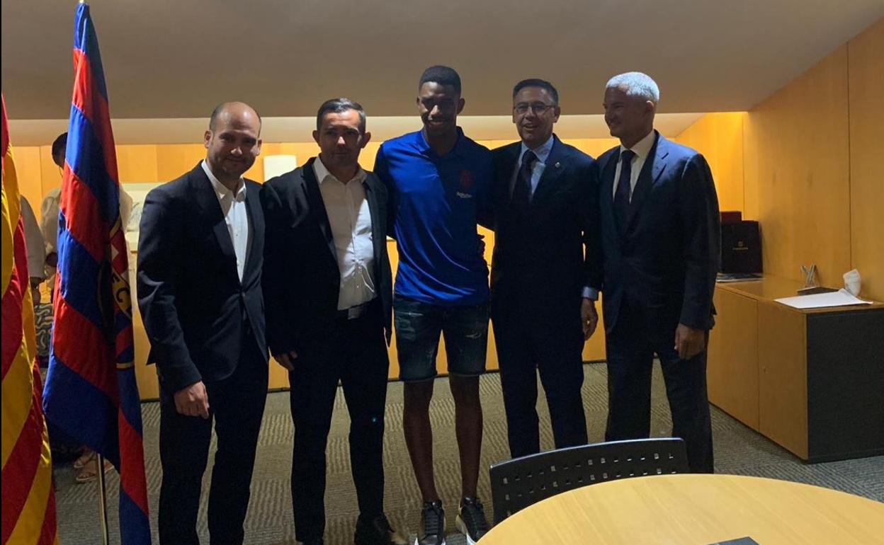 Junior Firpo junto a Josep Bartomeu.