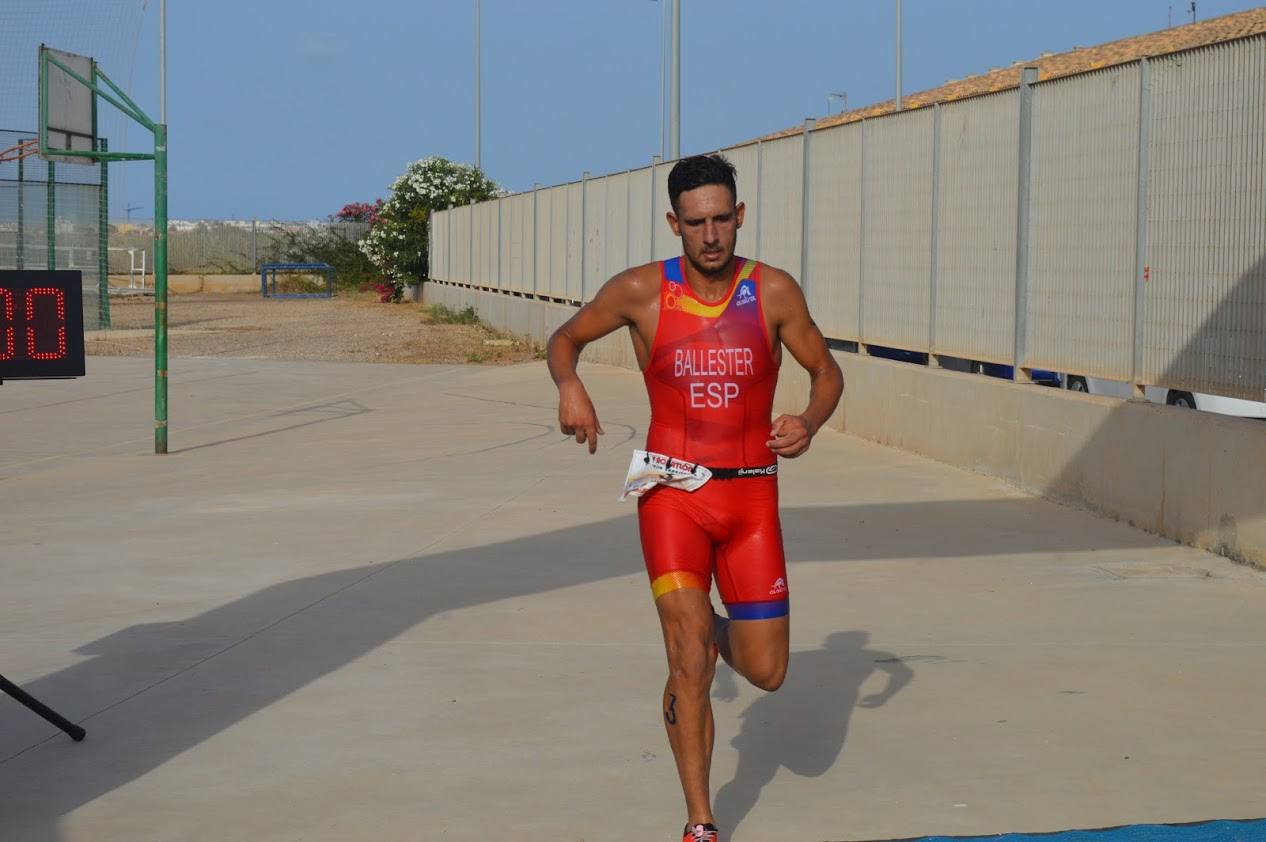 El corredor del C.A. Mandarache Cartagena completa los 5 kilómetros en 19:08 minutos, por los 22:54 de la atleta del Grupo Alcaraz