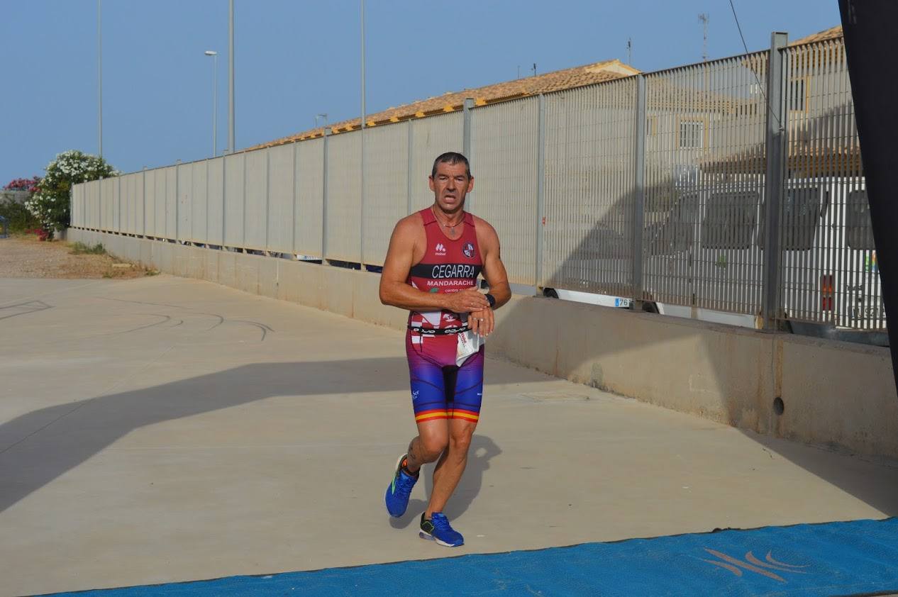 El corredor del C.A. Mandarache Cartagena completa los 5 kilómetros en 19:08 minutos, por los 22:54 de la atleta del Grupo Alcaraz