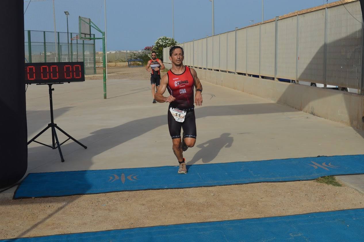 El corredor del C.A. Mandarache Cartagena completa los 5 kilómetros en 19:08 minutos, por los 22:54 de la atleta del Grupo Alcaraz