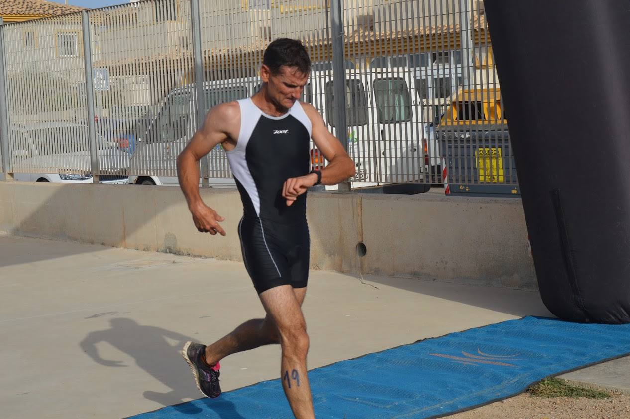 El corredor del C.A. Mandarache Cartagena completa los 5 kilómetros en 19:08 minutos, por los 22:54 de la atleta del Grupo Alcaraz