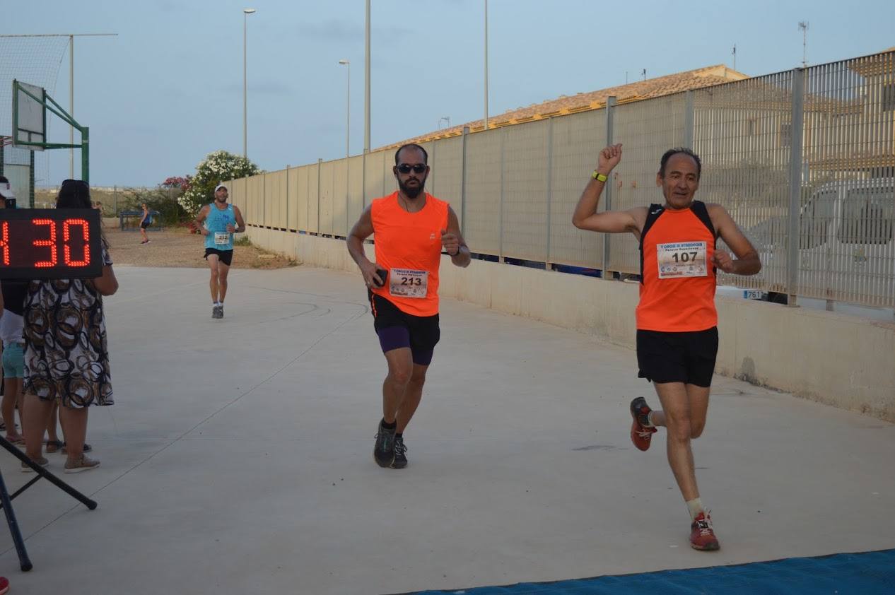 El corredor del C.A. Mandarache Cartagena completa los 5 kilómetros en 19:08 minutos, por los 22:54 de la atleta del Grupo Alcaraz