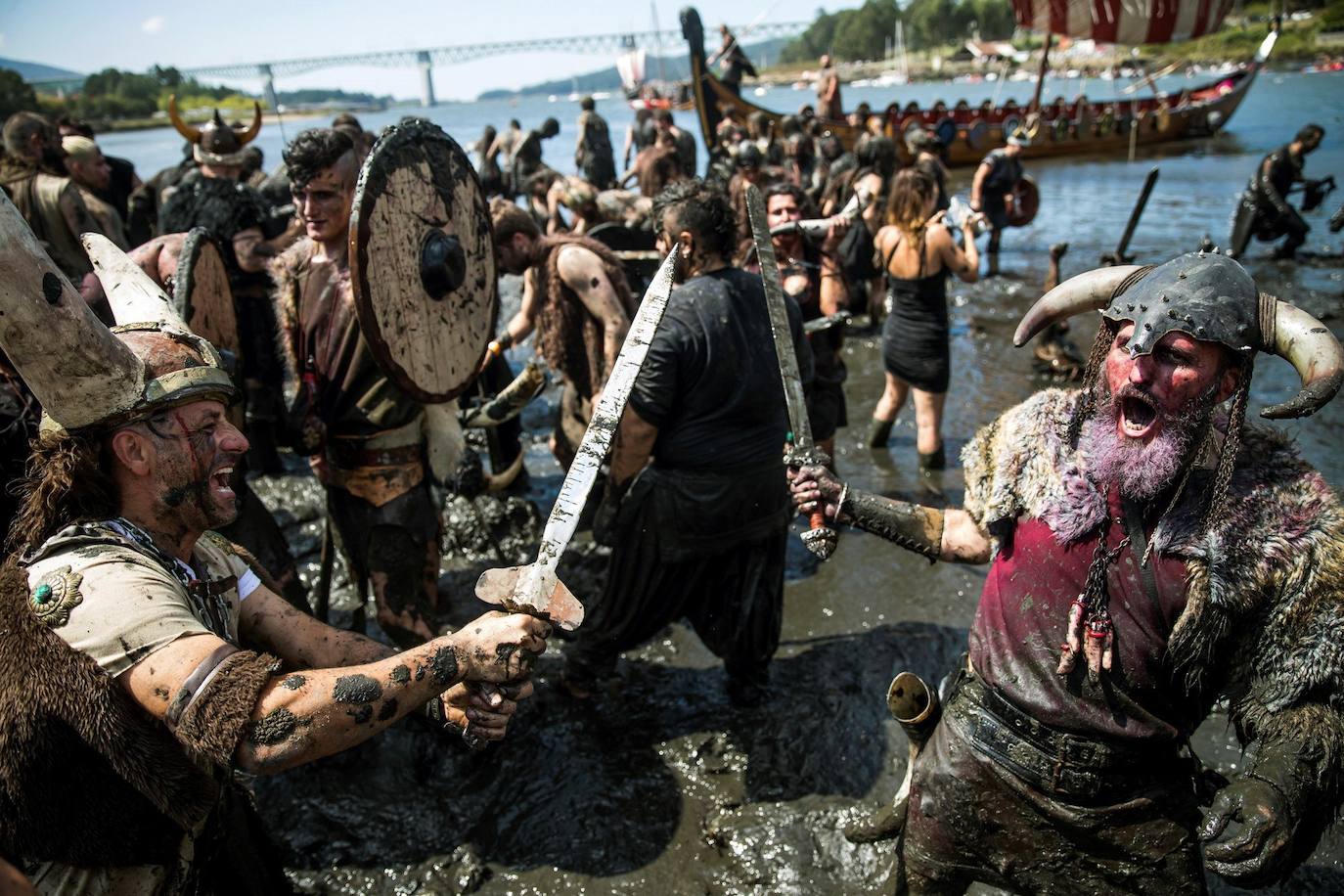 Varios residentes escenifican una invasión vikinga en recuerdo de las sufridas hace mil años en la localidad pontevedresa de Catoira (España). Cada primer domingo de agosto los habitantes de Catoira participan en este singular espectáculo con batallas que siempre terminan bien y tras las cuales hay hasta una deliciosa comida y verbena. 