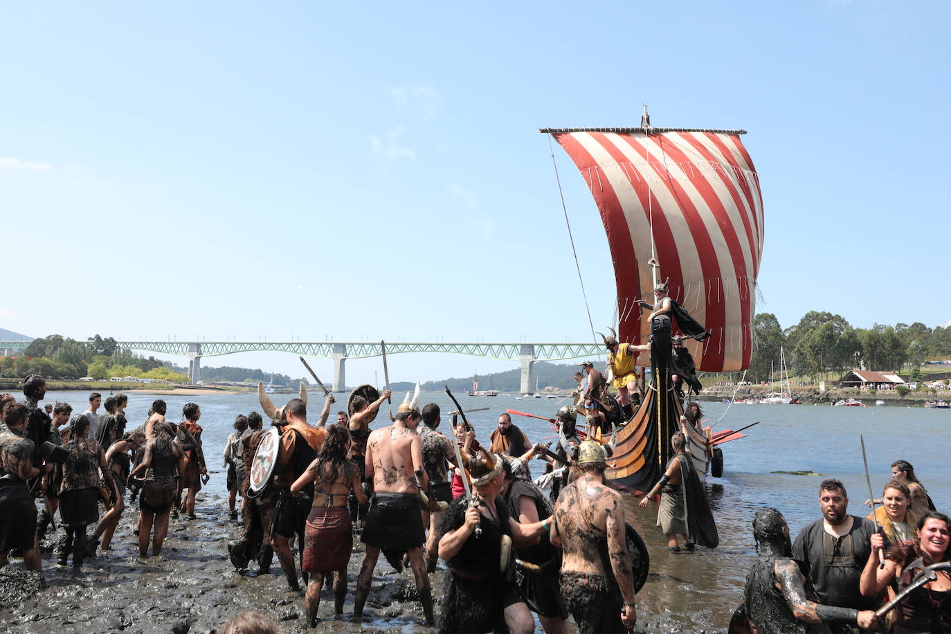 Varios residentes escenifican una invasión vikinga en recuerdo de las sufridas hace mil años en la localidad pontevedresa de Catoira (España). Cada primer domingo de agosto los habitantes de Catoira participan en este singular espectáculo con batallas que siempre terminan bien y tras las cuales hay hasta una deliciosa comida y verbena. 