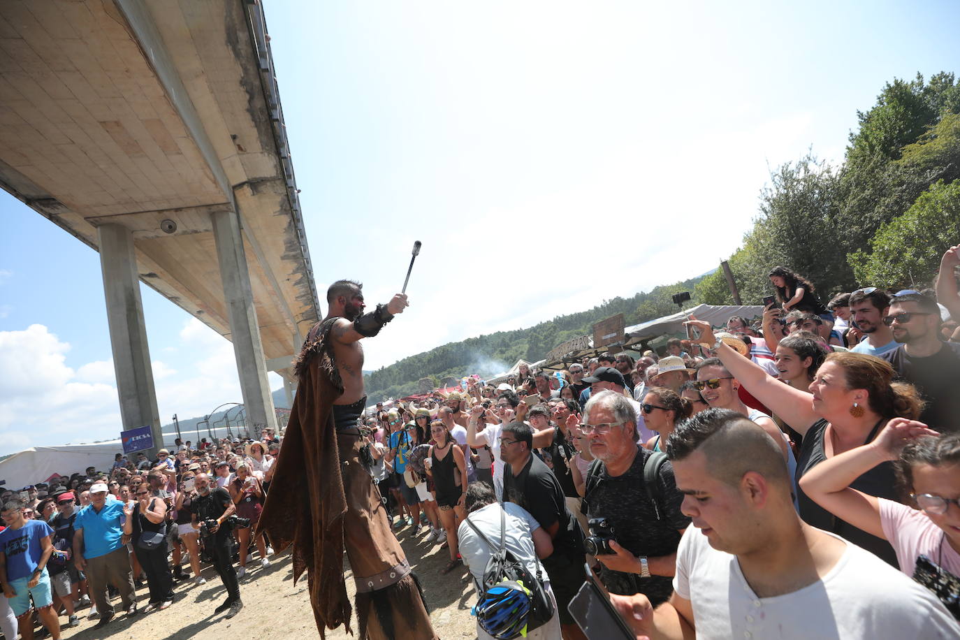 Varios residentes escenifican una invasión vikinga en recuerdo de las sufridas hace mil años en la localidad pontevedresa de Catoira (España). Cada primer domingo de agosto los habitantes de Catoira participan en este singular espectáculo con batallas que siempre terminan bien y tras las cuales hay hasta una deliciosa comida y verbena. 