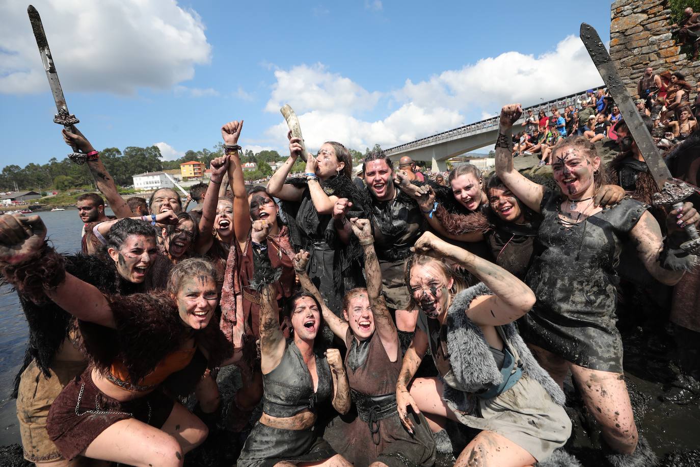 Varios residentes escenifican una invasión vikinga en recuerdo de las sufridas hace mil años en la localidad pontevedresa de Catoira (España). Cada primer domingo de agosto los habitantes de Catoira participan en este singular espectáculo con batallas que siempre terminan bien y tras las cuales hay hasta una deliciosa comida y verbena. 