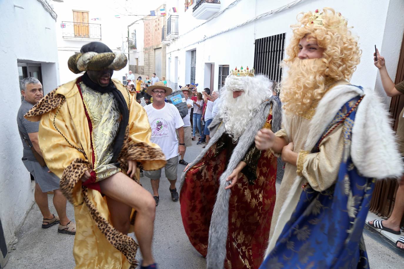 25 años después del apagón que, el 31 de diciembre de 1994, impidió a los vecinos de la localidad granadina de Bérchules seguir por televisión las doce campanadas, este pequeño pueblo de la Alpujarra granadina vuelve a multiplicar un verano más su población para celebrar su colorida y calurosa Nochevieja de agosto.