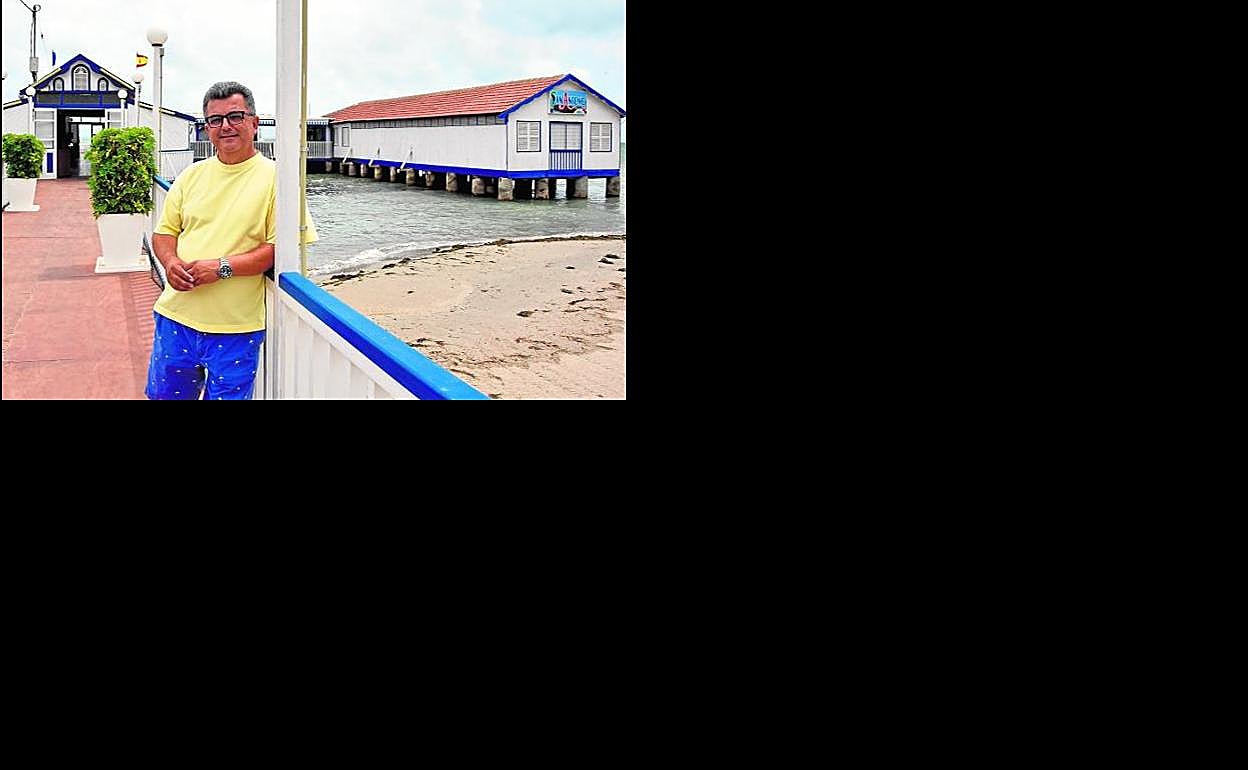 Victoriano Jiménez en la pasarela de entrada al balneario San Antonio, en la playa Manzanares de Los Alcázares. 