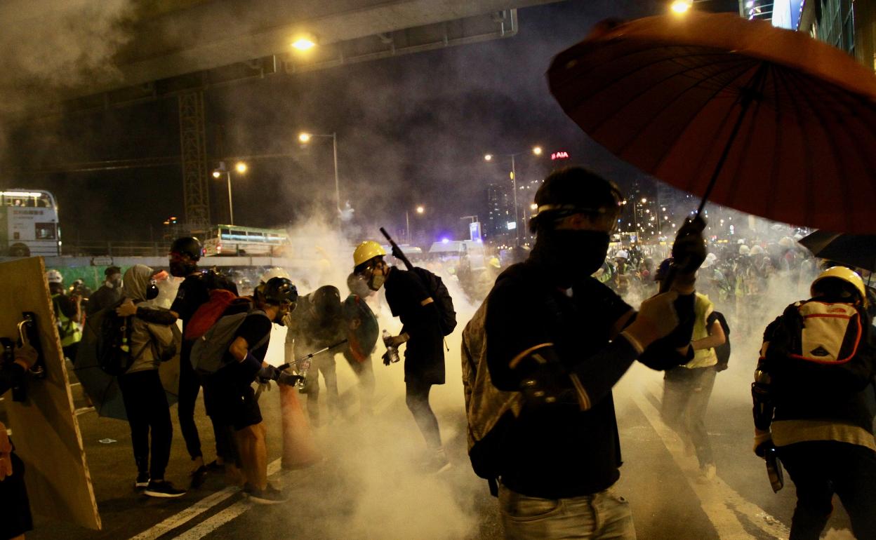 Con una huelga general que acabó en la anarquía, las protestas de Hong Kong desafían desde hace ya dos meses al autoritario régimen chino. 